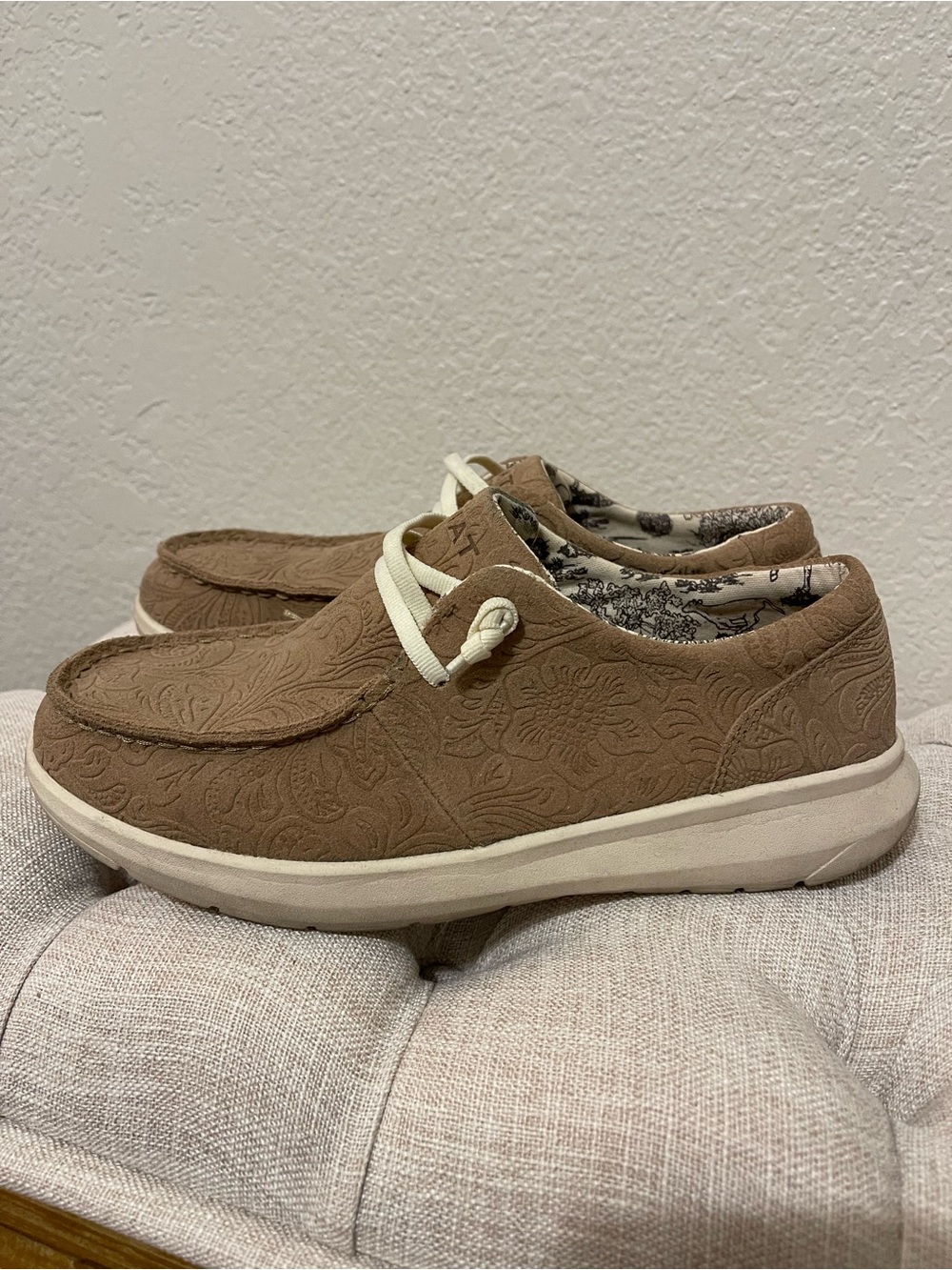 ARIAT WOMEN'S FLORAL EMBOSS HILO FLX FOAM CASUAL SHOE - MOC TOE